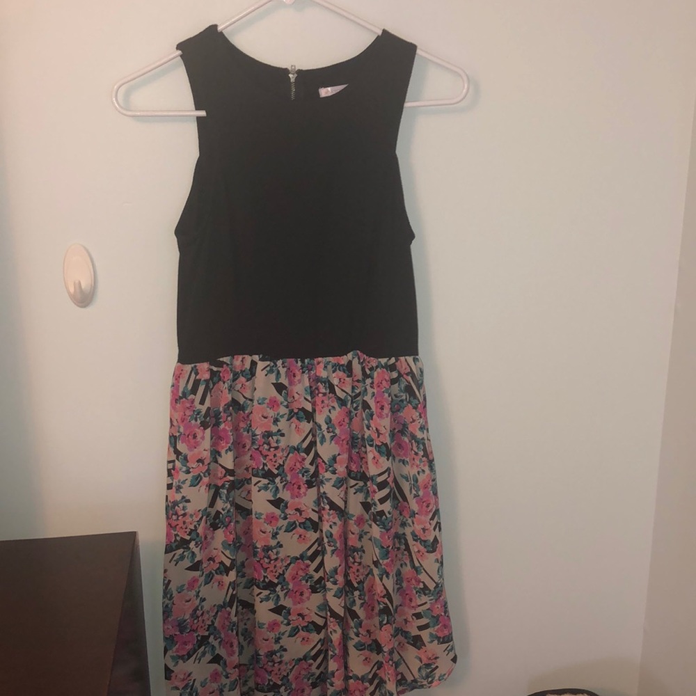 Sleeveless colorful dress.